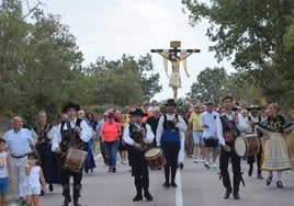 Procesión por la carretera hasta la ermita del Cristo de las Mercedes