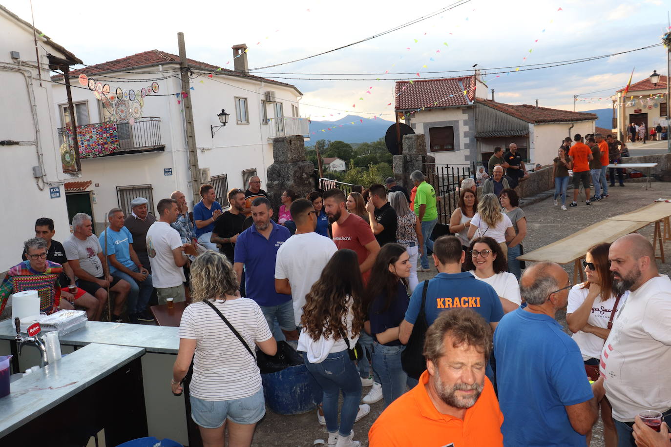 La peñas abren el paso a la fiesta en Colmenar de Montemayor