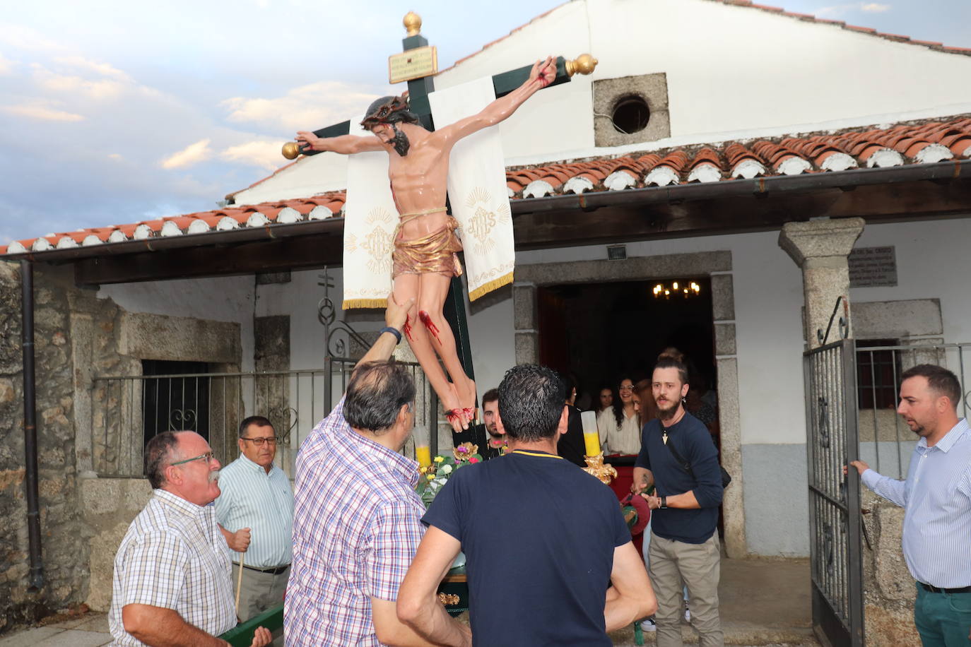 Cristóbal abre su fiesta de septiembre con el traslado del Cristo a la iglesia