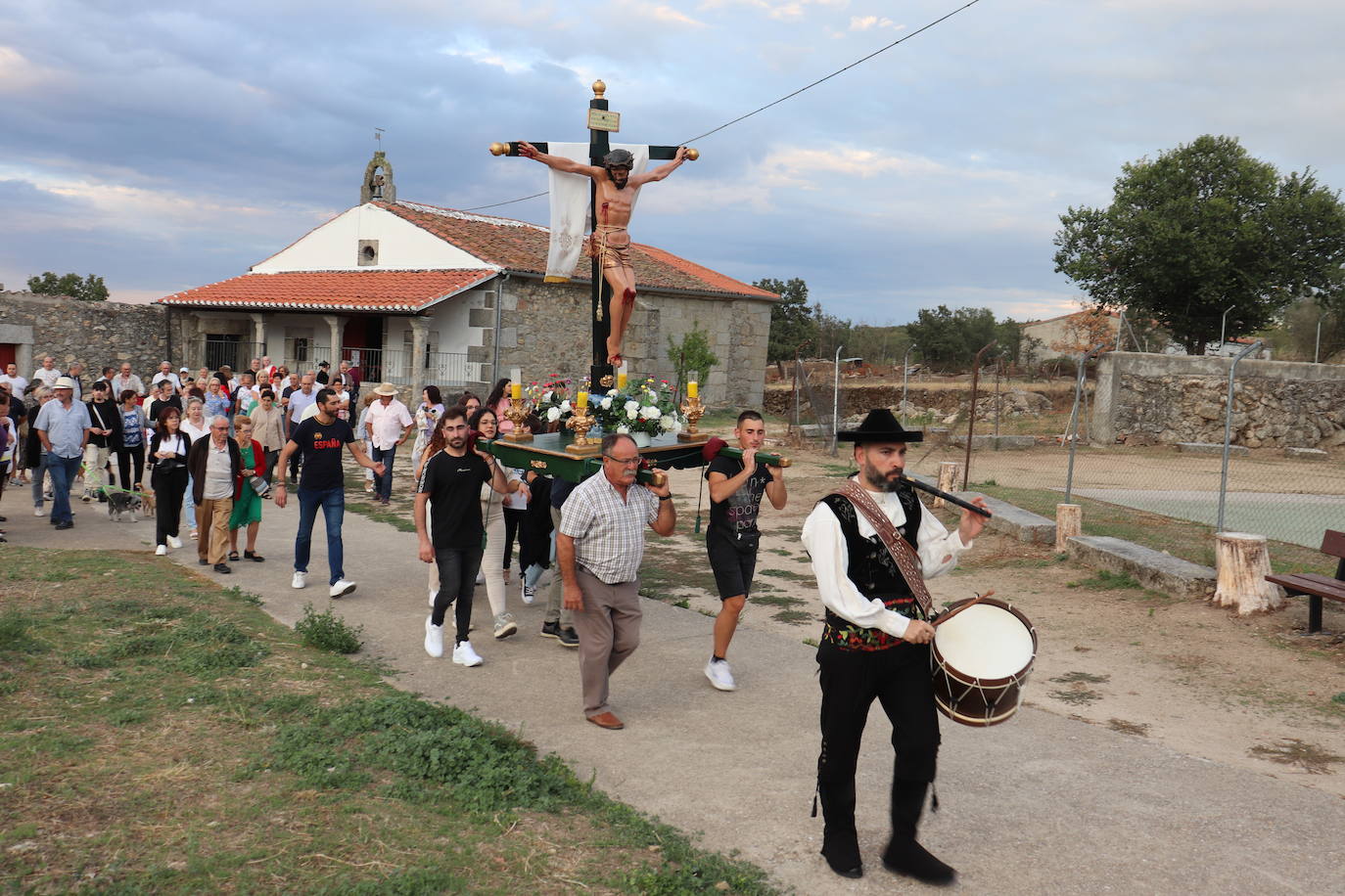 Cristóbal abre su fiesta de septiembre con el traslado del Cristo a la iglesia