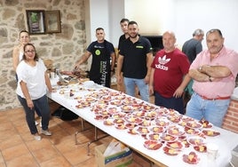 El Ayuntamiento y los colaboradores, preparando los platos para la fiesta