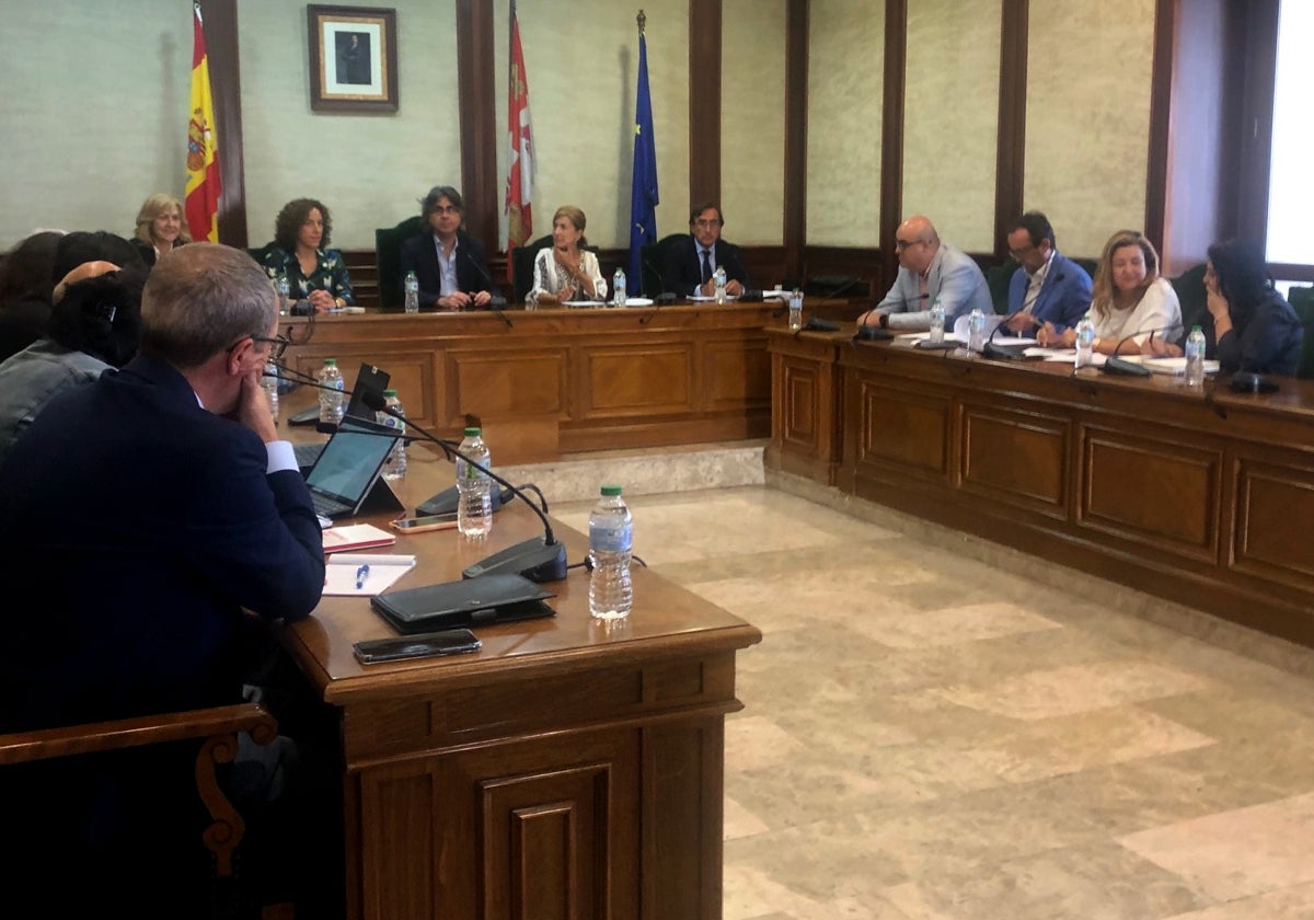 Imagen de la comisión de seguimiento del Plan de Reindustrialización que se celebra en el Ayuntamiento de Béjar.