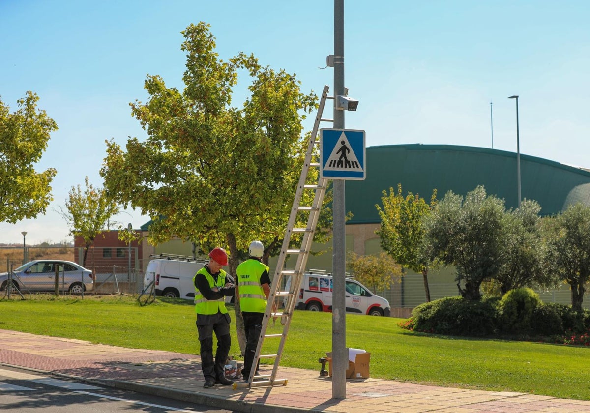 Operarios durante la instalación de las cámaras.