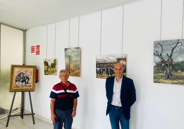 El artista, Ricardo Carreño, y el concejal de Turismo, Juan Carlos Bueno.