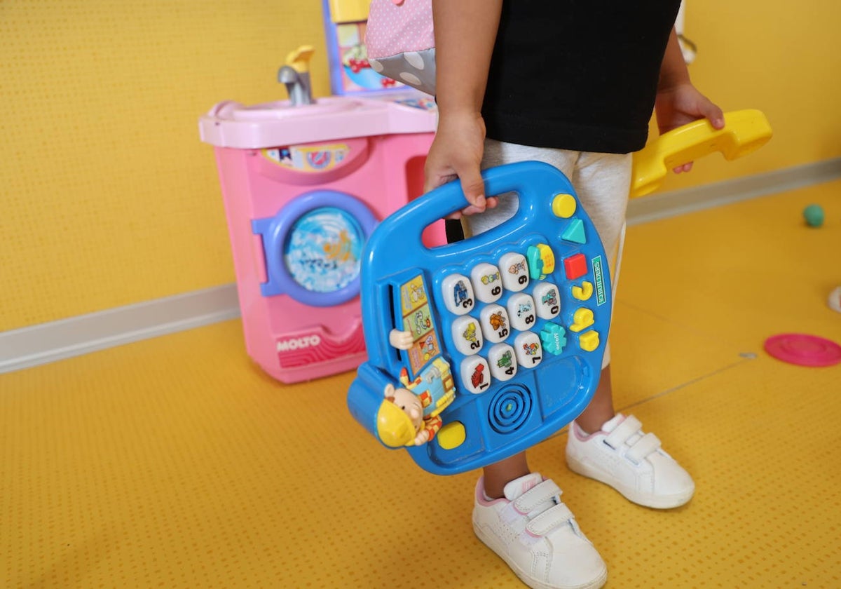 Un niño en un aula de Infantil.