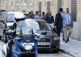 Abogados y ganaderos a su llegada a los Juzgados de Colón.