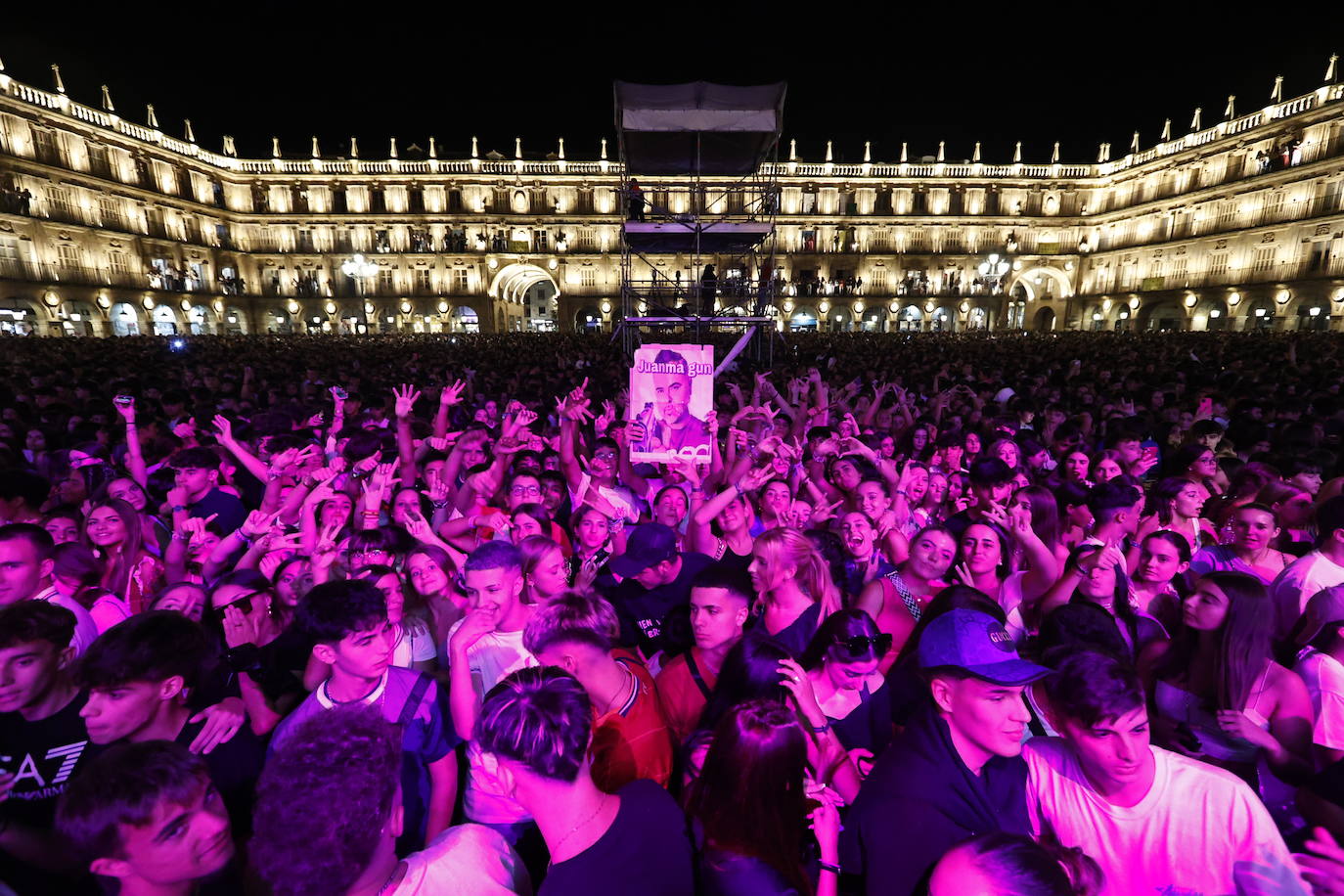 El electrolatino de Juan Magán llena la Plaza Mayor