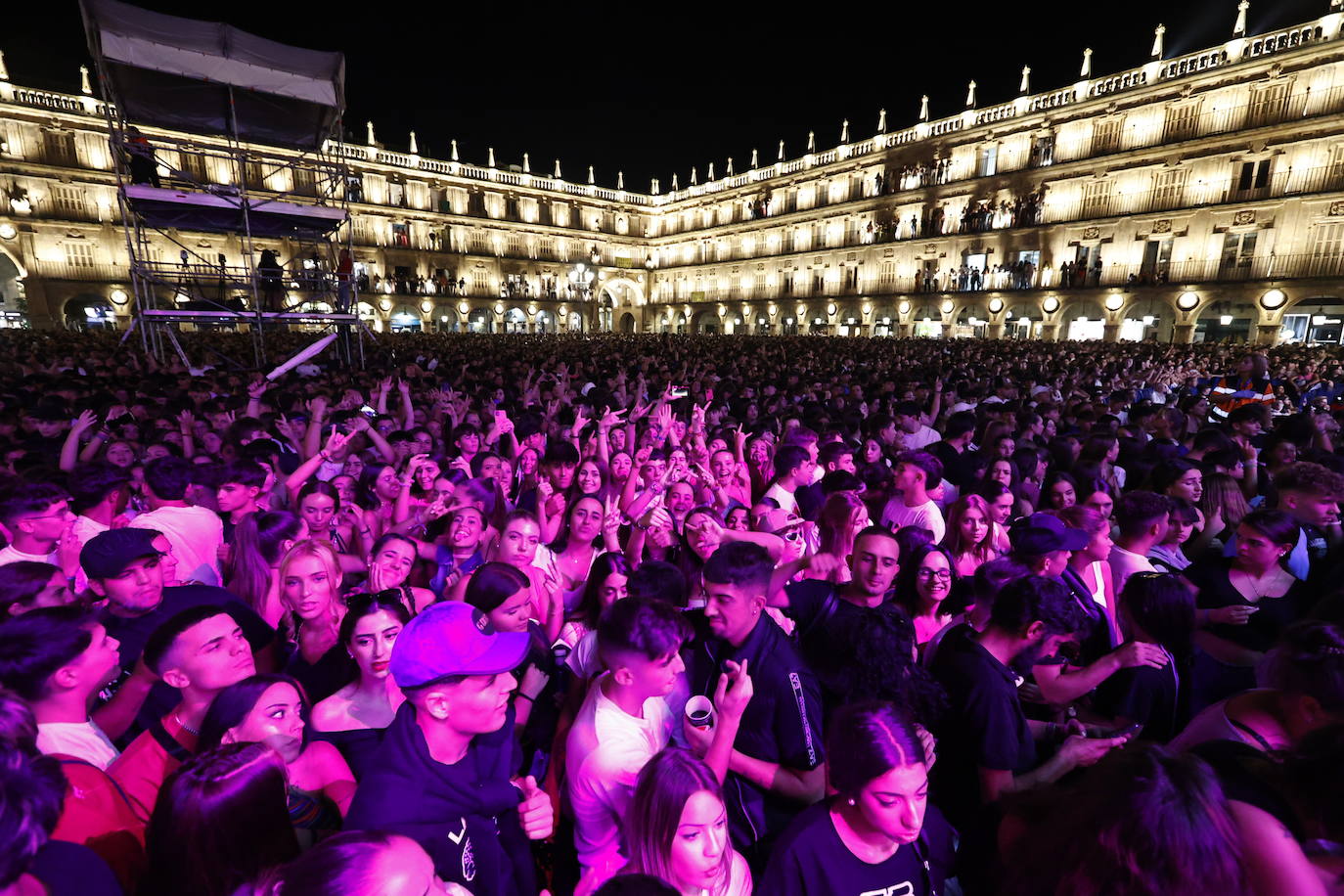 El electrolatino de Juan Magán llena la Plaza Mayor