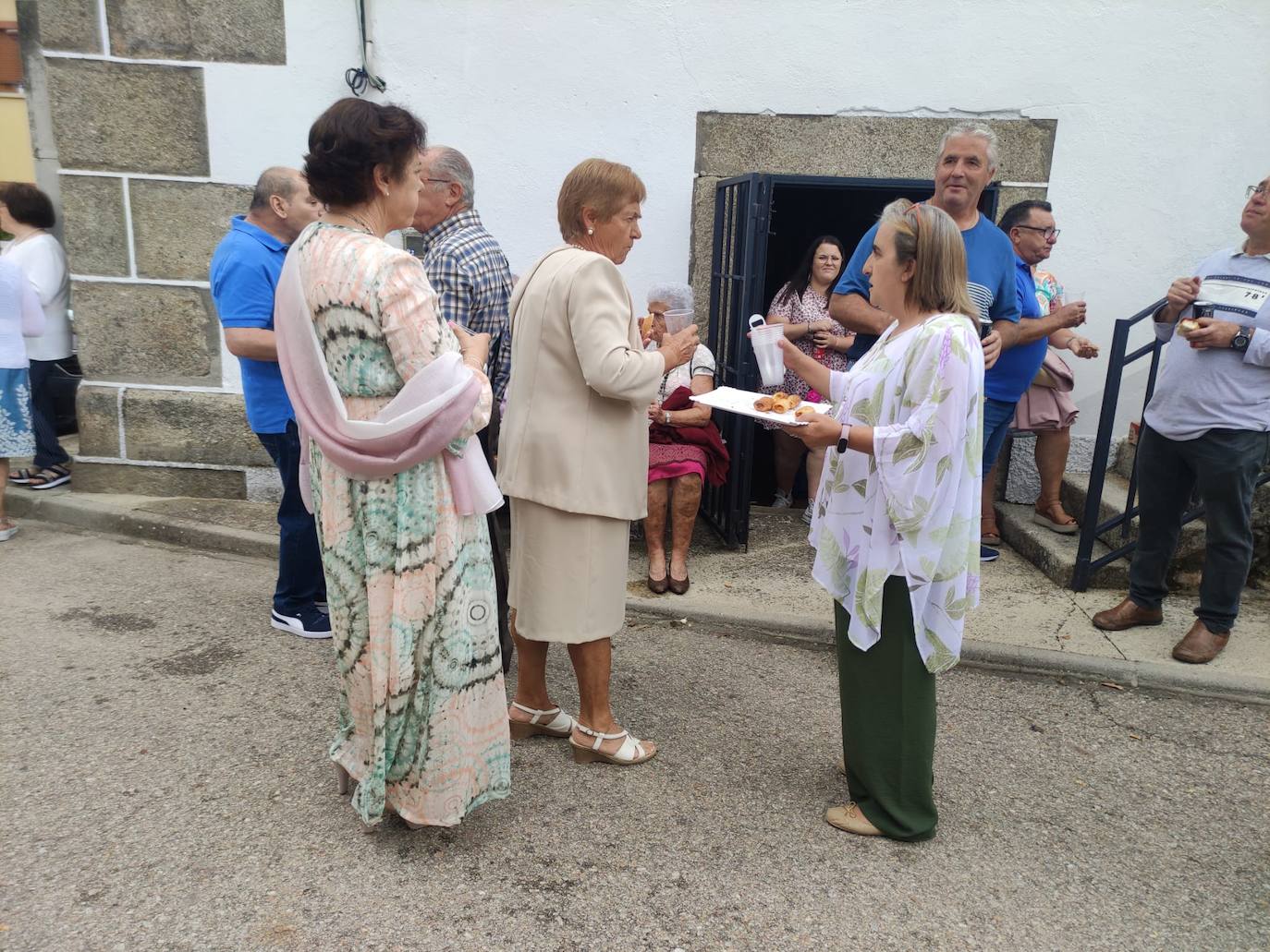 El Cristo de la Salud desafía a la lluvia en Fresnedoso y celebra su día de fiesta