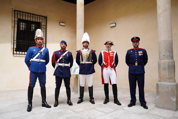 Algunos miembros de la Guardia Real, en la Torre de los Anaya