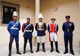 Algunos miembros de la Guardia Real, en la Torre de los Anaya