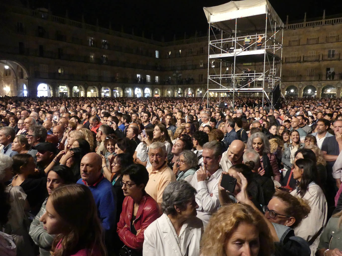 El rock latino de Café Quijano cala hondo en el cierre de las fiestas