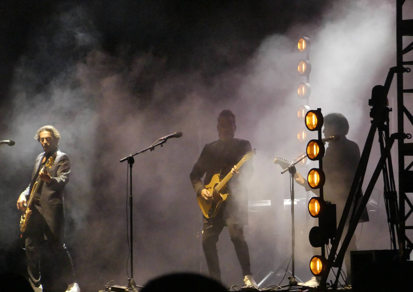 El rock latino de Café Quijano cala hondo en el cierre de las fiestas