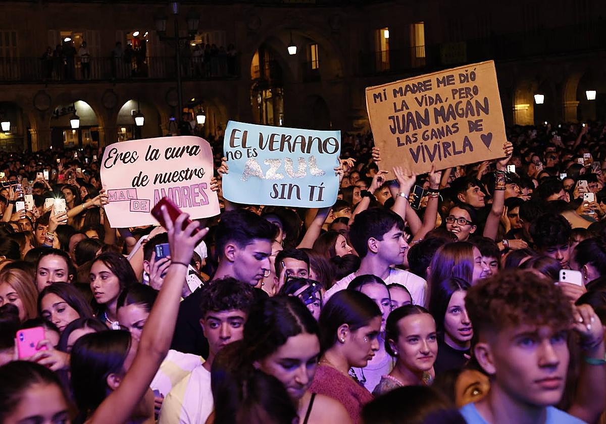 Jóvenes en el concierto de Juan Magán.