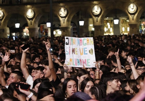 El concierto de Juan Magán en la Plaza Mayor de Salamanca, abarrotado de gente.