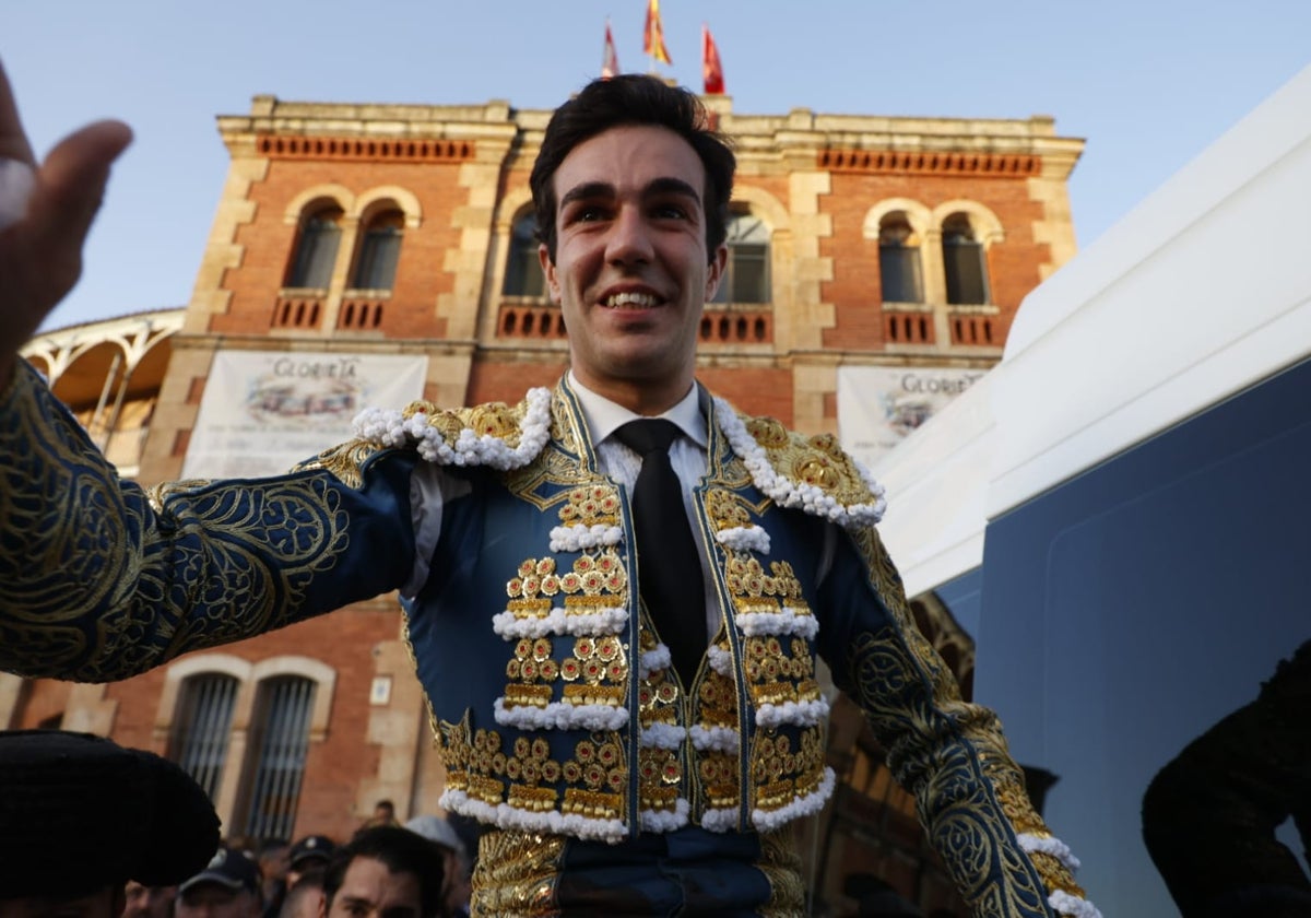 Tomás Rufo saliendo a hombros de La Glorieta.