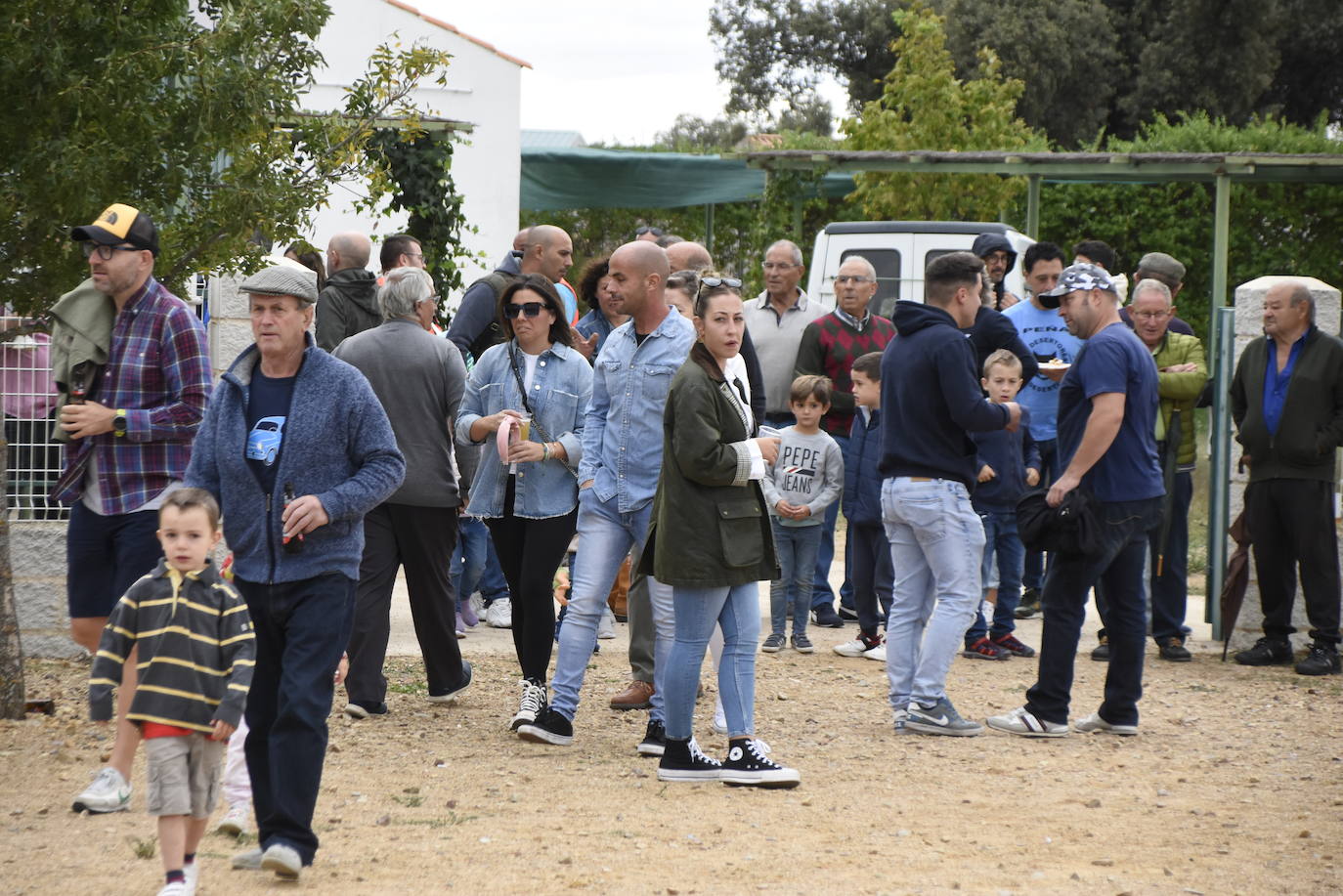 El agua no espanta ni a público ni a vacas en Aldehuela de Yeltes