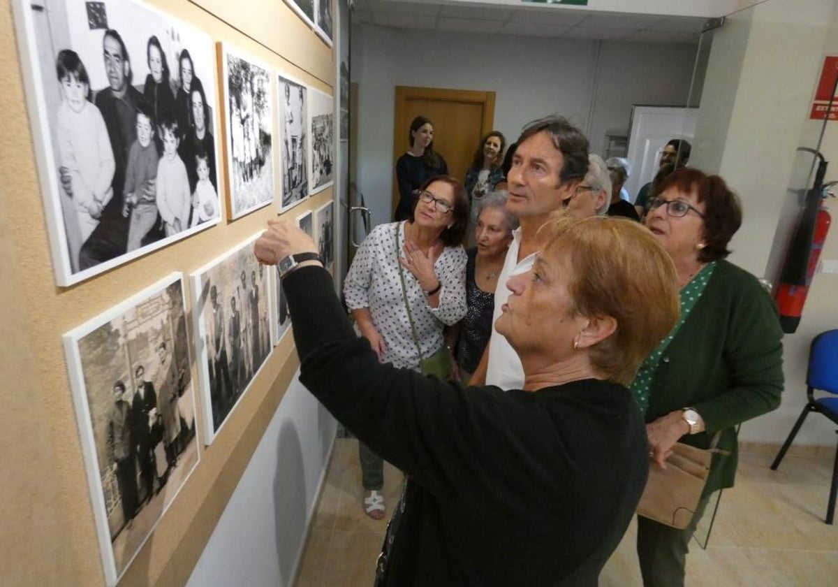 La tradición se pone de moda en Bóveda del Río Almar con una exposición de fotos del pasado