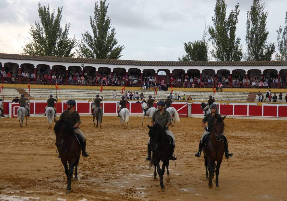 La Guardia Real se exhibe en La Florida de Peñaranda