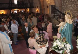 Los fieles rinden honores a la Virgen de la Misericordia en el interior de la iglesia