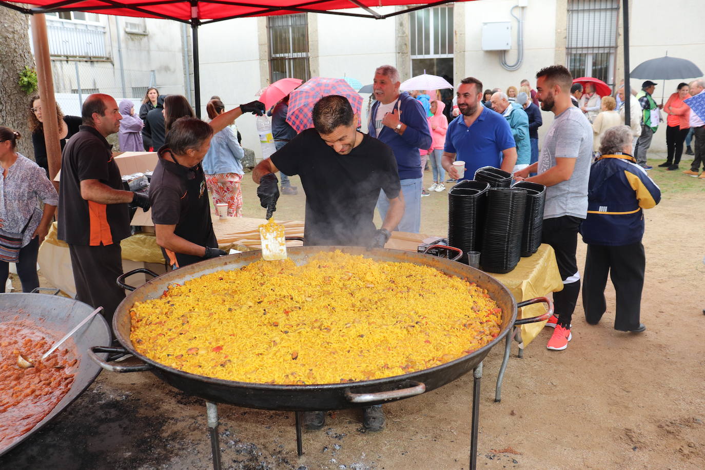 Valdelacasa sigue su fiesta pese a la lluvia