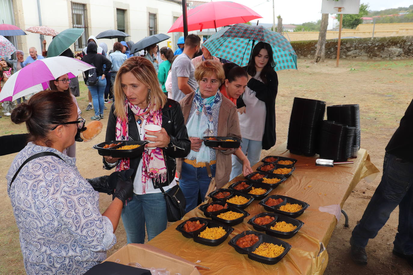 Valdelacasa sigue su fiesta pese a la lluvia