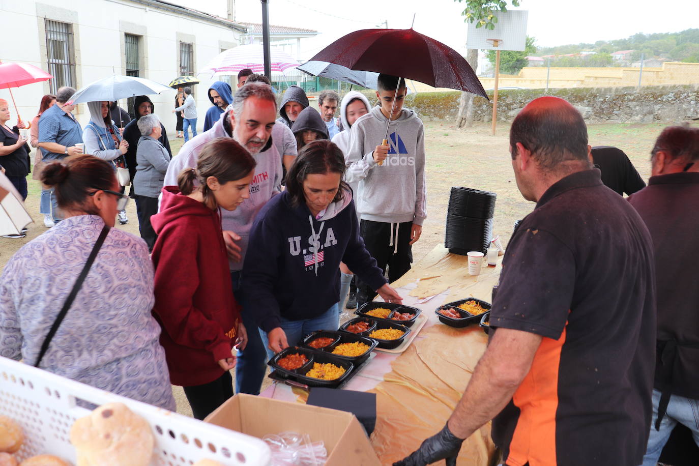 Valdelacasa sigue su fiesta pese a la lluvia