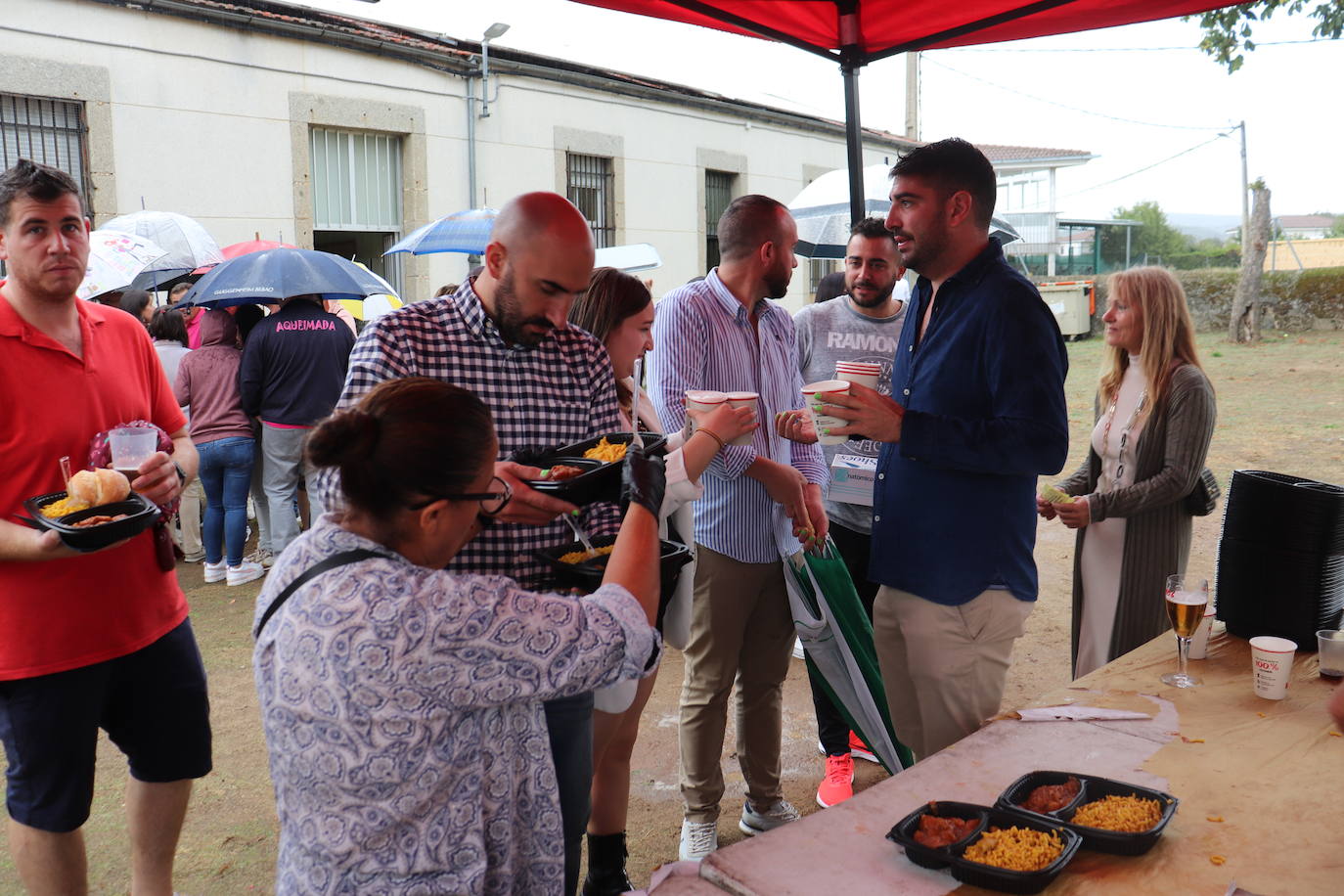 Valdelacasa sigue su fiesta pese a la lluvia