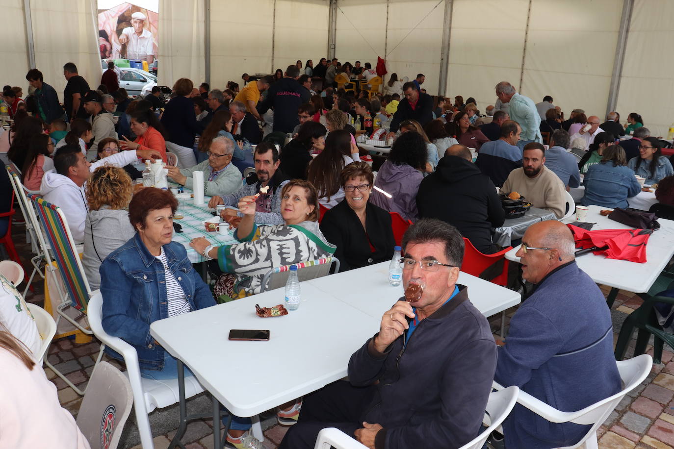 Valdelacasa sigue su fiesta pese a la lluvia