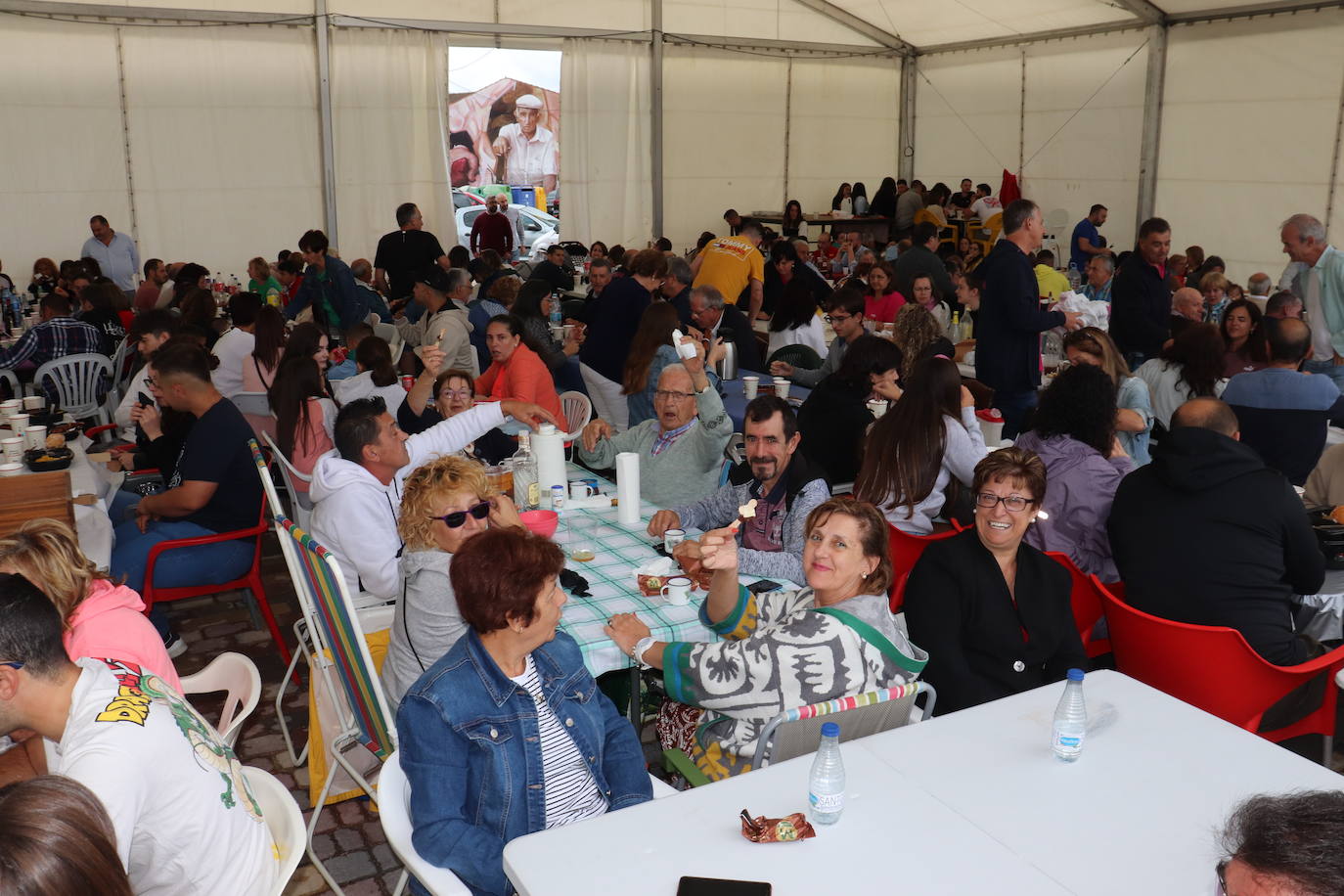 Valdelacasa sigue su fiesta pese a la lluvia