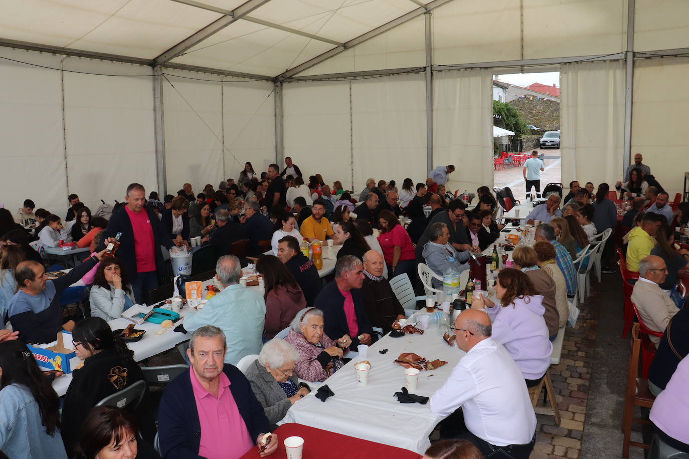 Valdelacasa sigue su fiesta pese a la lluvia