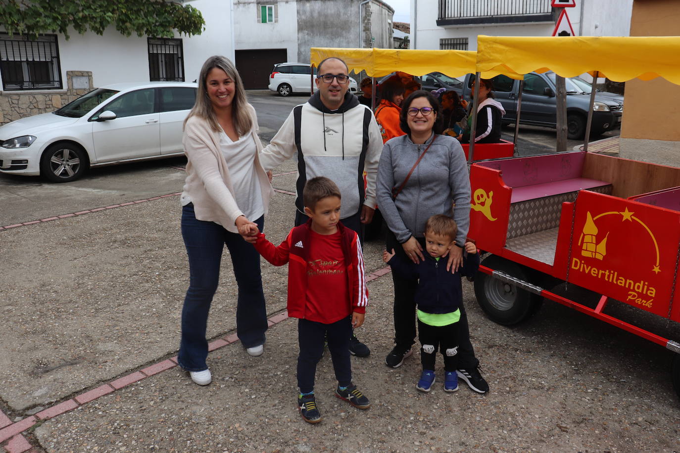 Los niños disfrutan de la fiesta de Cristóbal, que recupera las vaquillas tradicionales