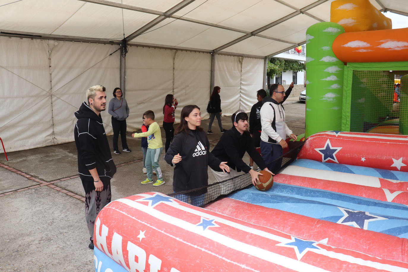 Los niños disfrutan de la fiesta de Cristóbal, que recupera las vaquillas tradicionales