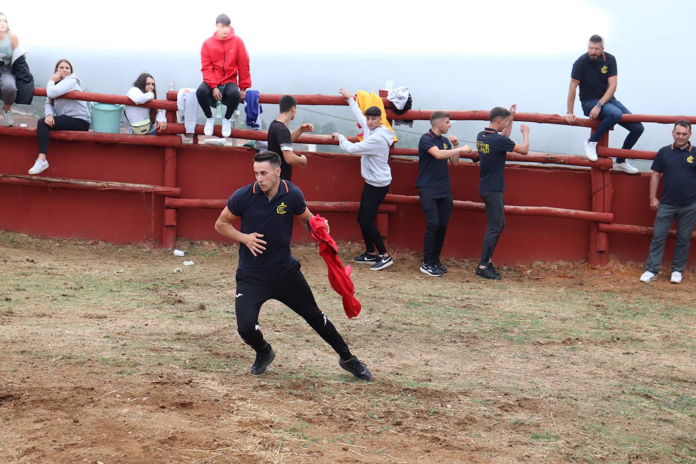 La lluvia no puede con las vaquillas de Colmenar de Montemayor