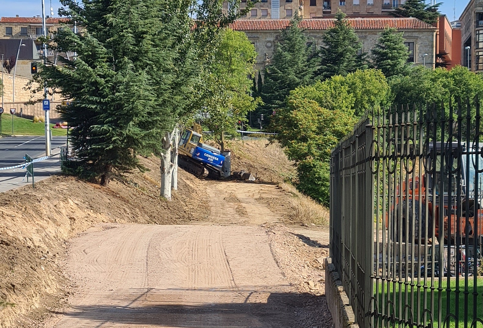 Operarios realizando las obras del carril bici del paseo de Tormes