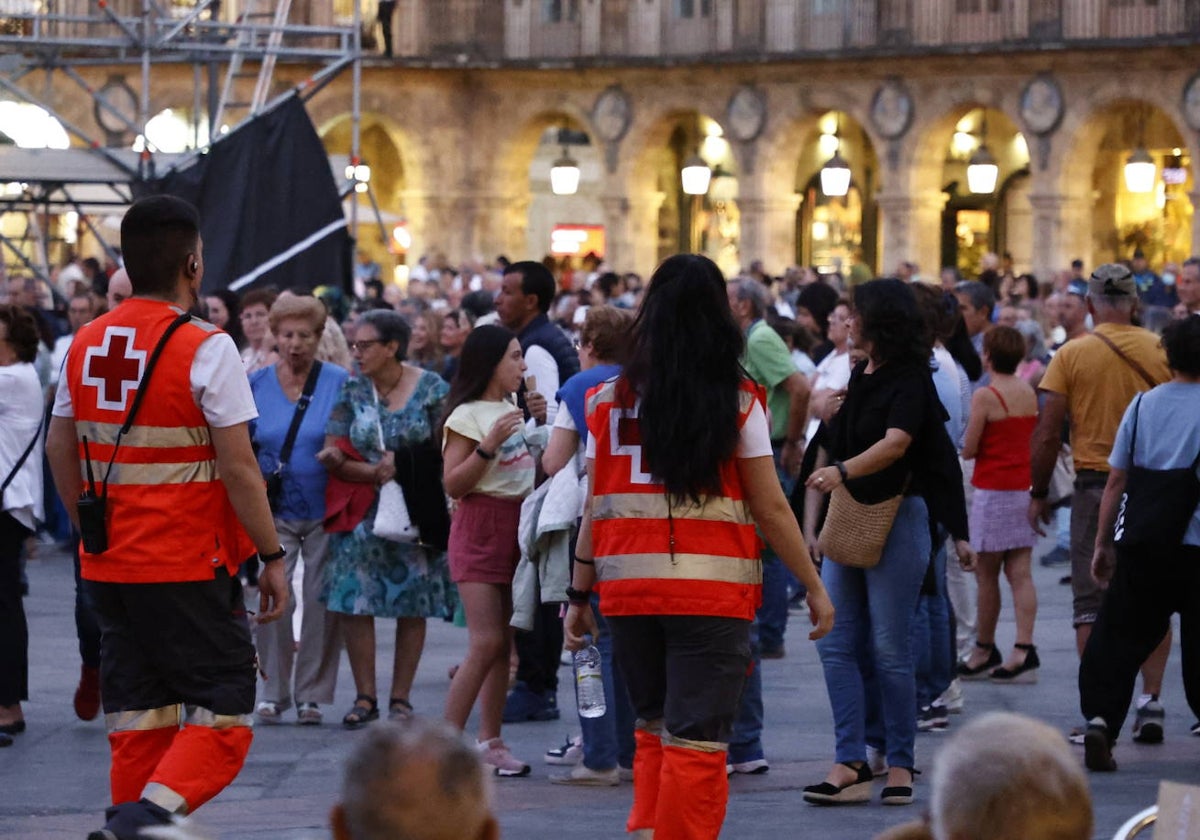 Dos voluntarios vigilan uno de los conciertos de la Plaza Mayor.