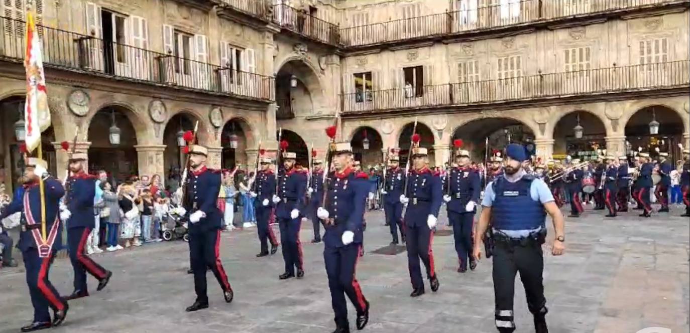 Fugaz pasacalles de la Guardia Real en Salamanca