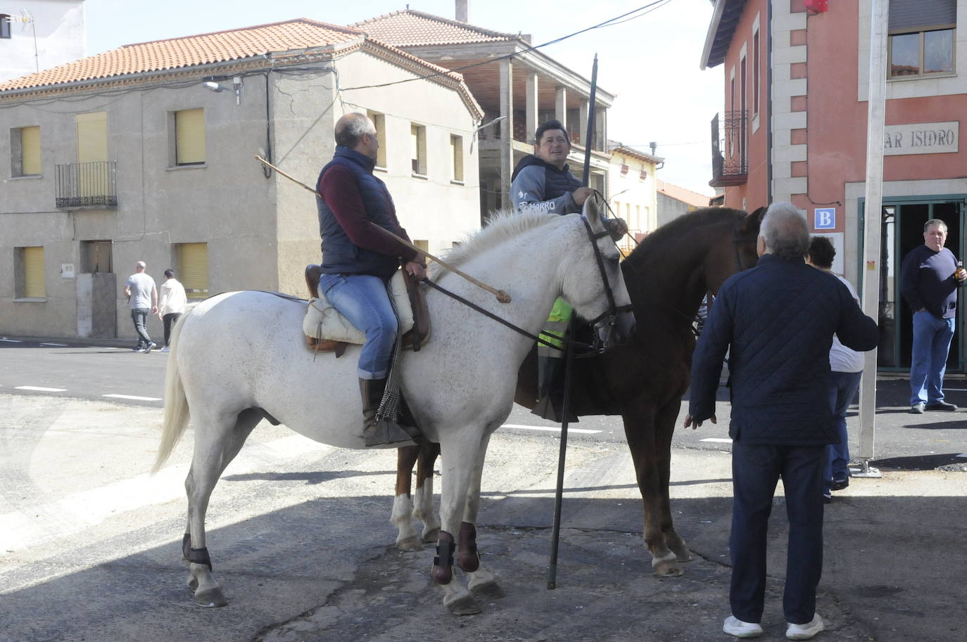 Fulgurante encierro con caballos en Martiago