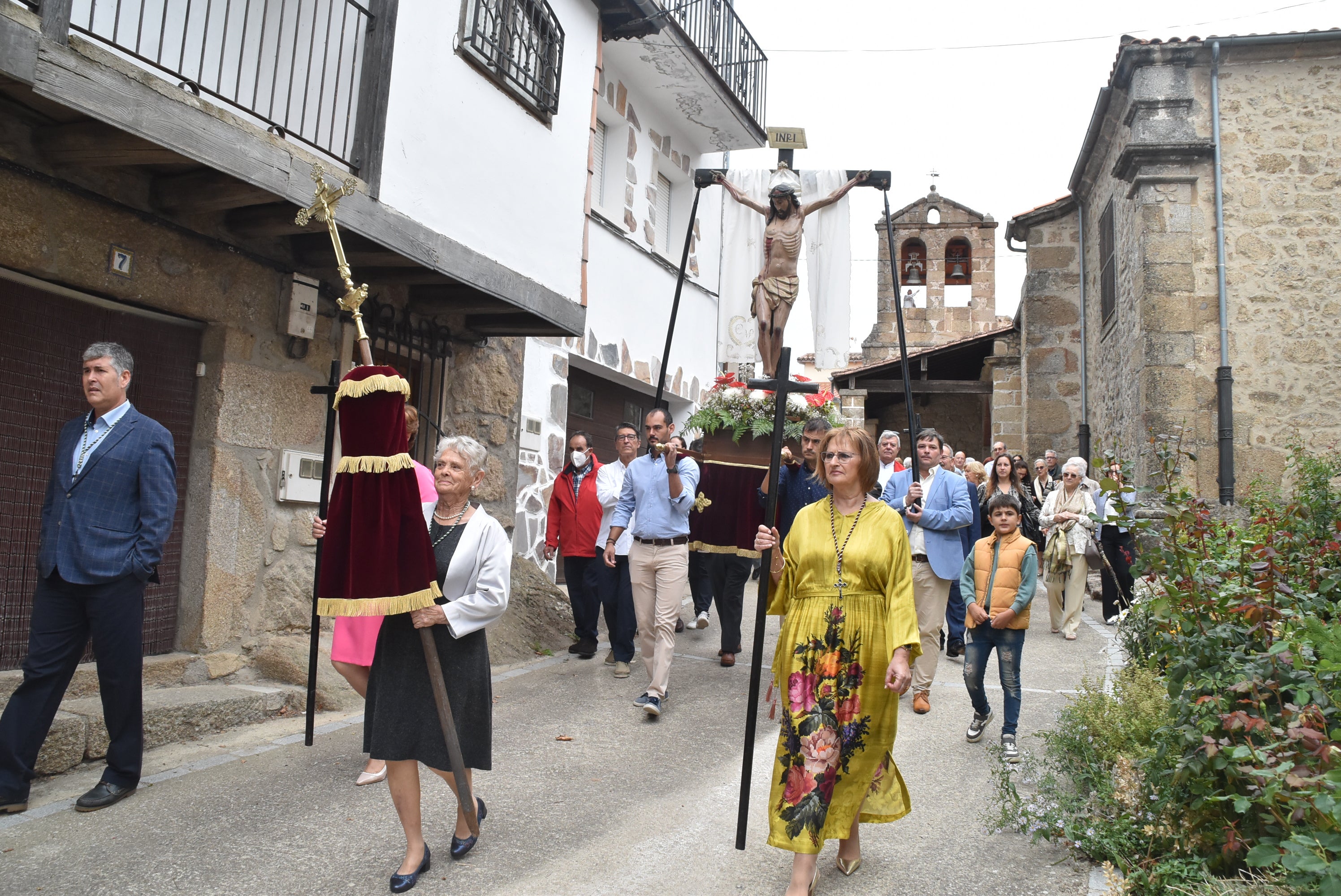 La lluvia acelera la procesión en Peñacaballera