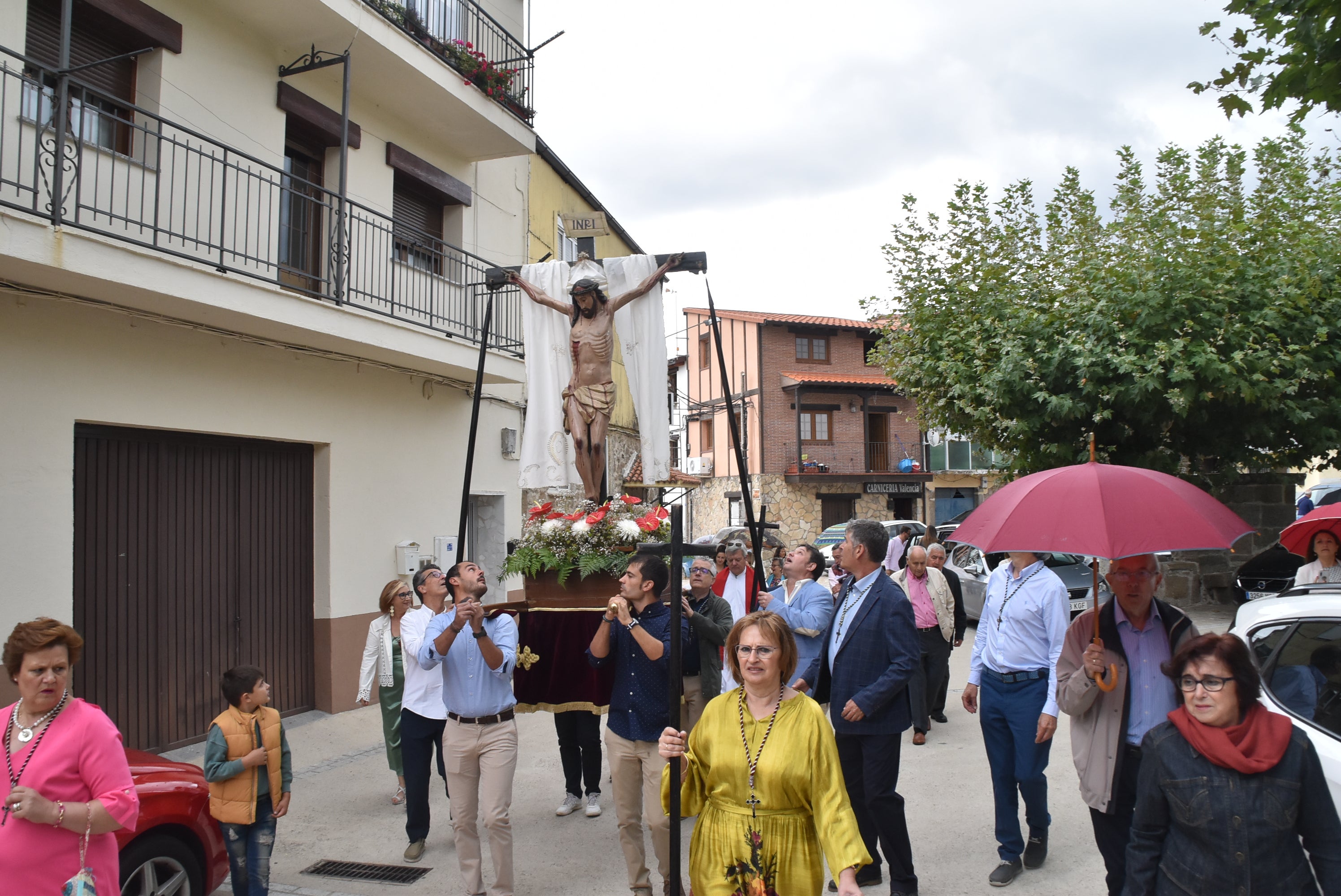 La lluvia acelera la procesión en Peñacaballera