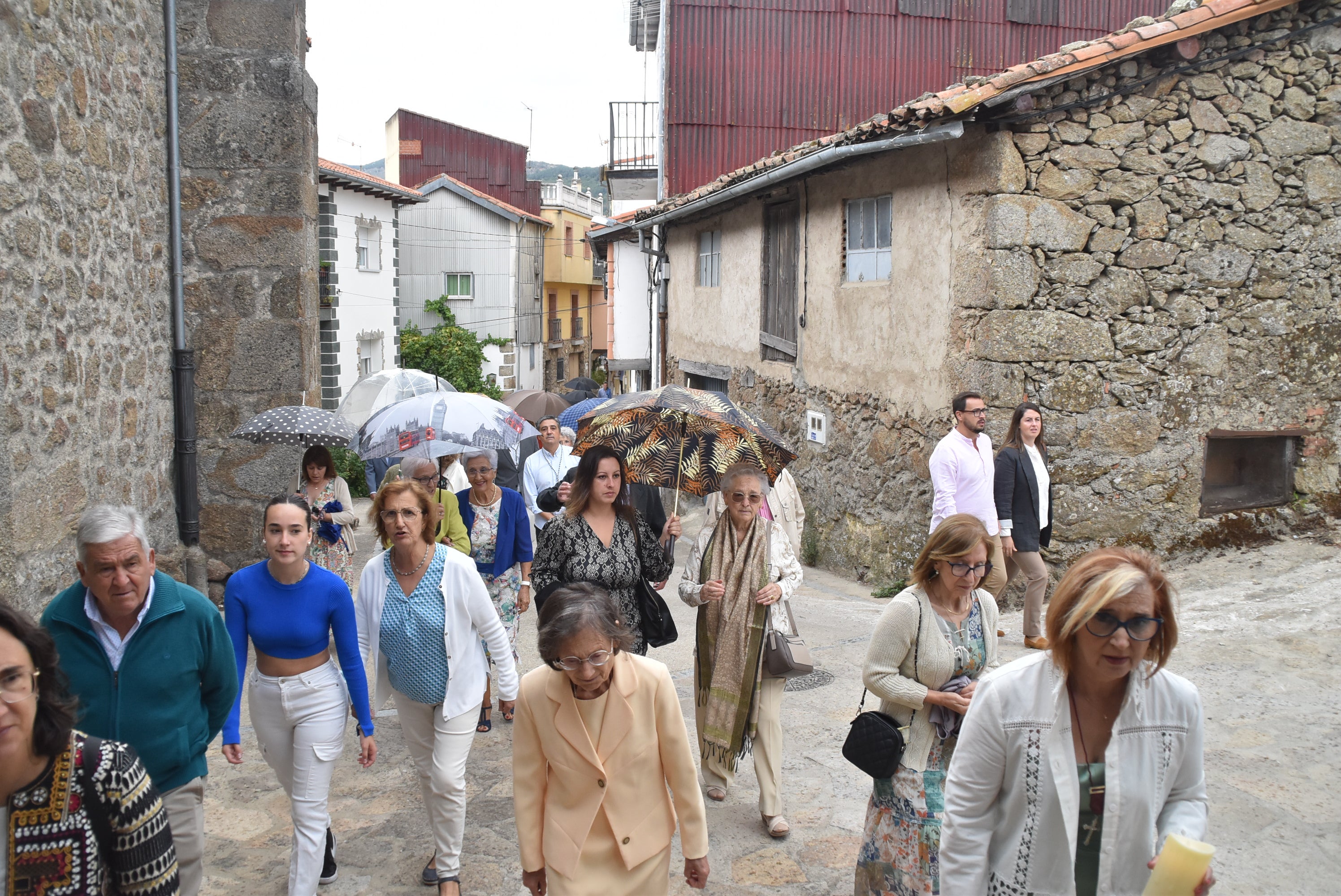 La lluvia acelera la procesión en Peñacaballera