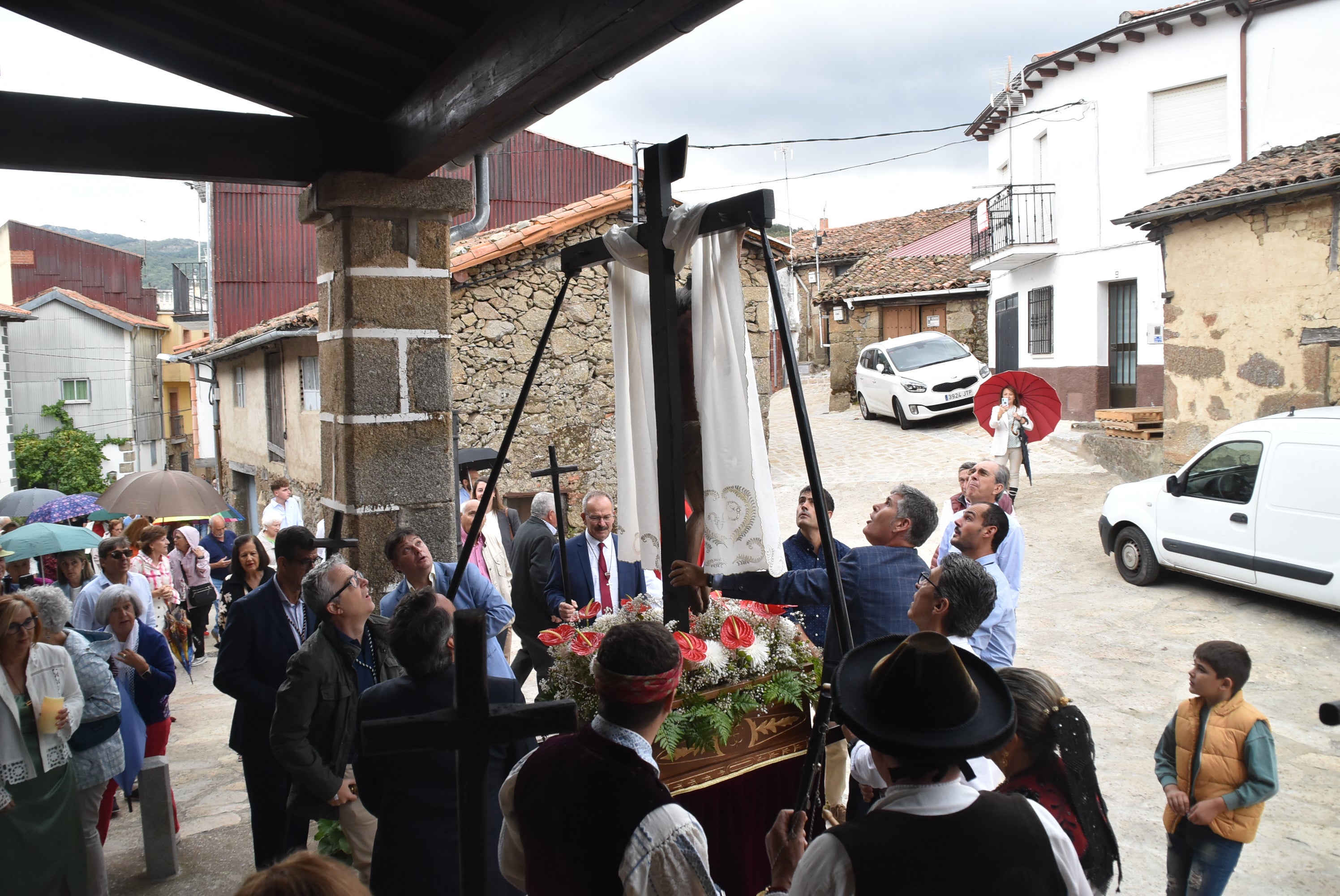 La lluvia acelera la procesión en Peñacaballera