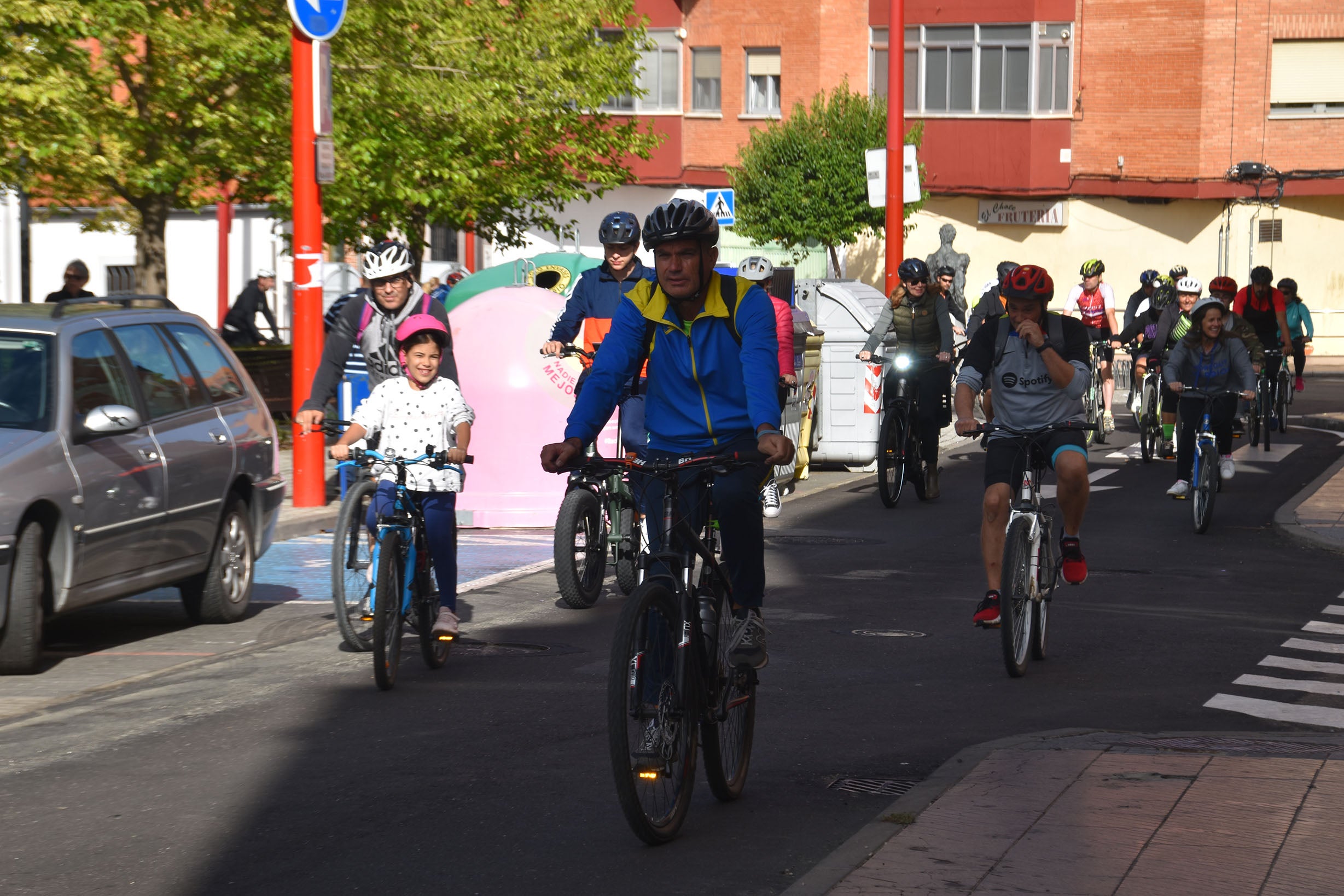 Medio centenar de ciclistas pide paso por las calles de Santa Marta