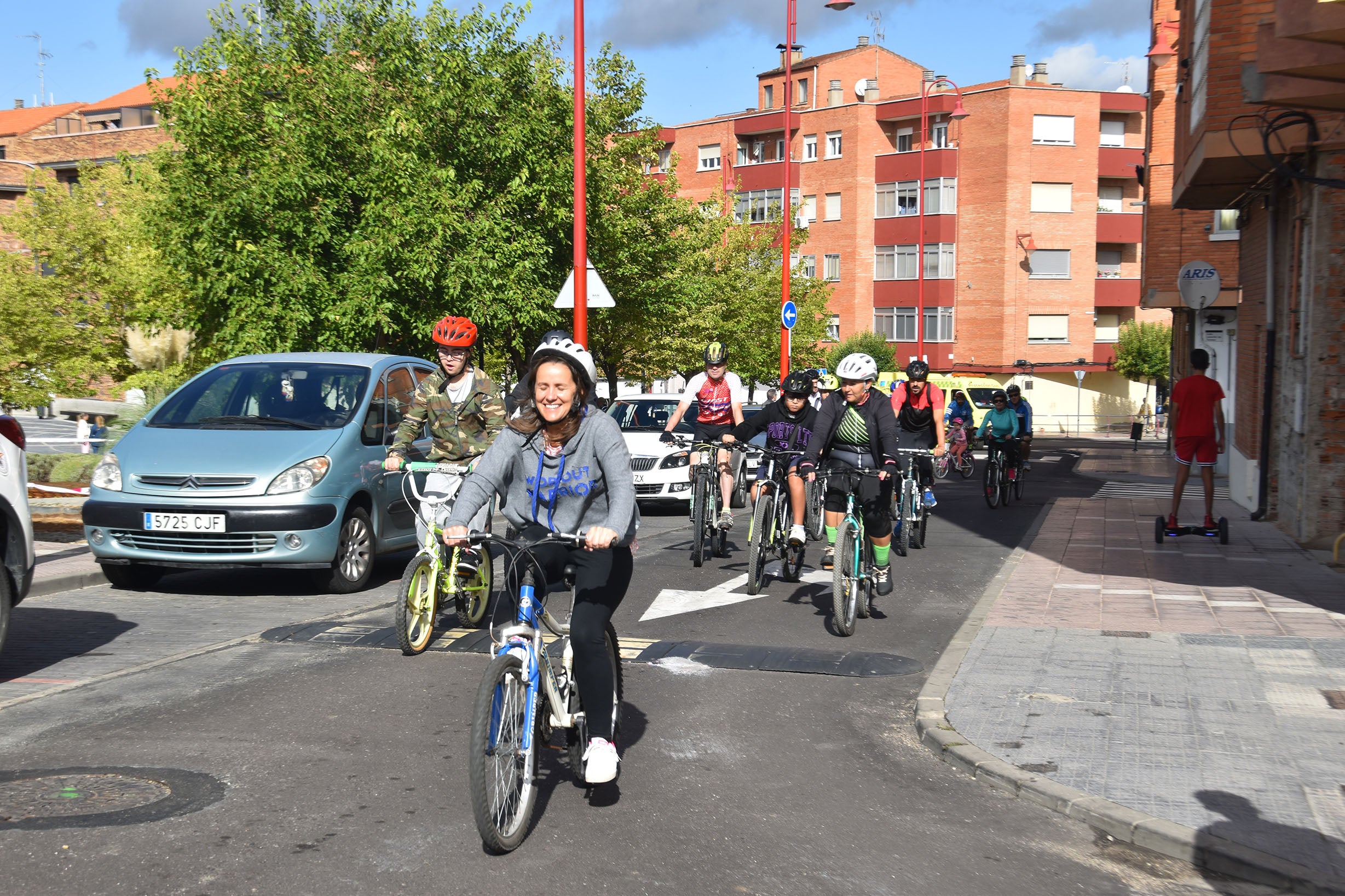 Medio centenar de ciclistas pide paso por las calles de Santa Marta