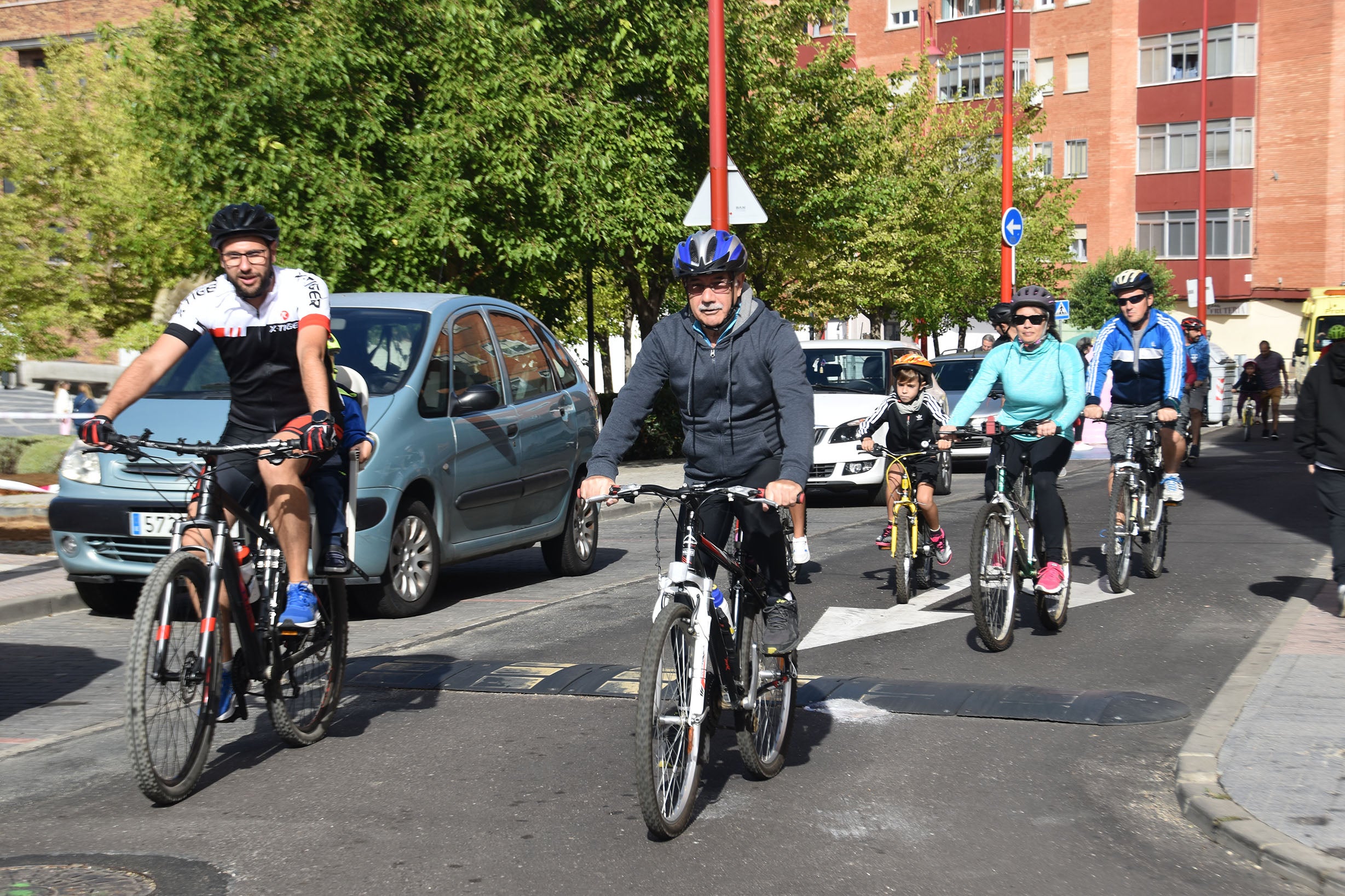 Medio centenar de ciclistas pide paso por las calles de Santa Marta