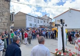 Los fieles, junto al Cristo de la Victoria tras llegar a su ermita en procesión