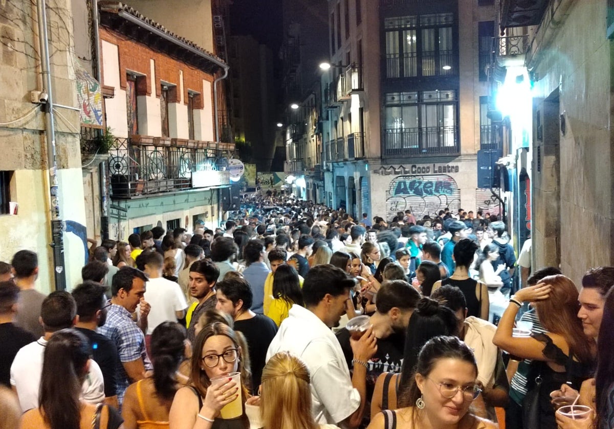 Imagen de la calle Varillas colapsada mientras se celebraba el concierto de Juan Magán.