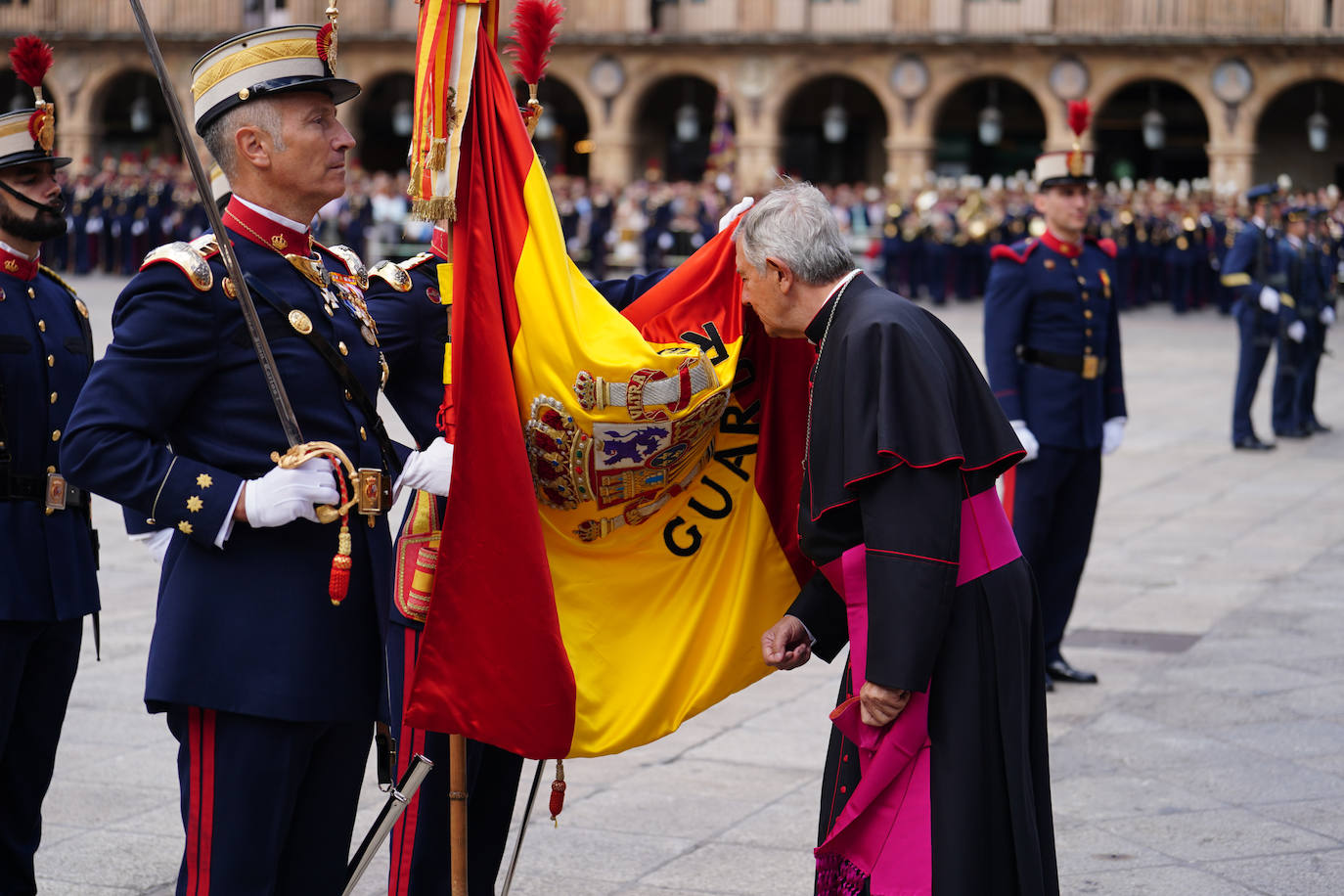 Las mejores imágenes de la jura de bandera en la Plaza Mayor de Salamanca