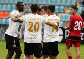 Los jugadores del Salamanca celebran un gol ante el Mirandés B.