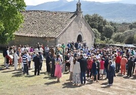 Los fieles de la Virgen del Carrascal llenaron las inmediaciones de la ermita para el tradicional ofertorio